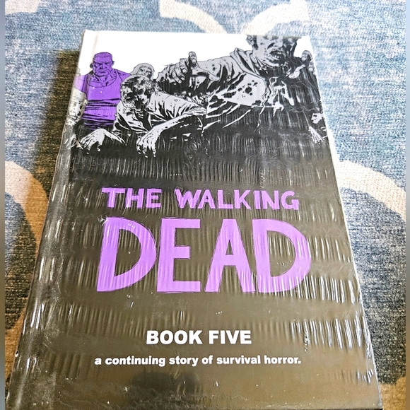 The Walking Dead Book 5 - Picture 1 of 3